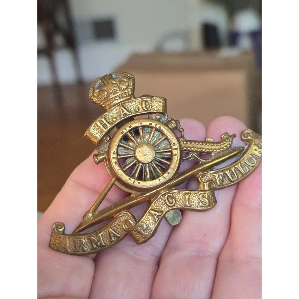 British Army Honourable Artillery Company (HAC) Cap Badge Pin ARMA PACIS FULCRA